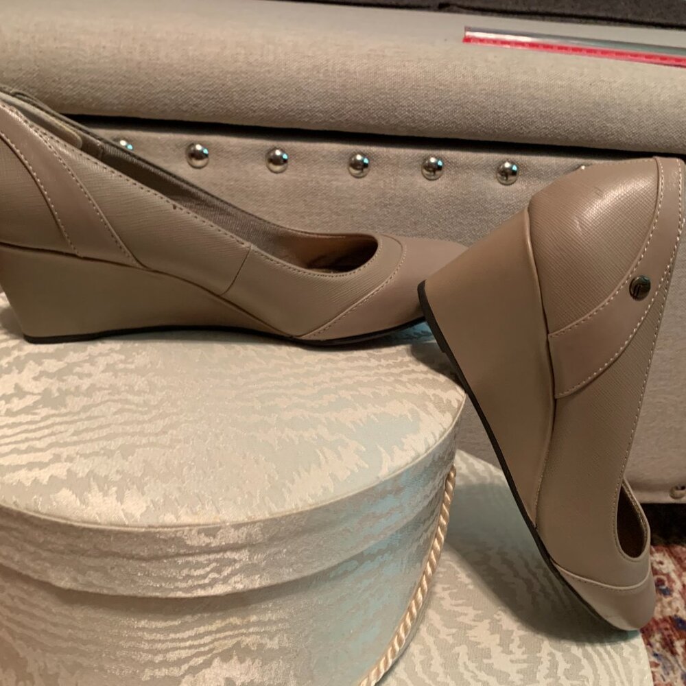 Lifestride Nude/Beige Wedge Heels Size 9N